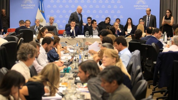 El Gobierno consiguió dictamen por la Ley Bases en Diputados y dejó afuera las privatizaciones de Aerolíneas, el Correo y RTA
