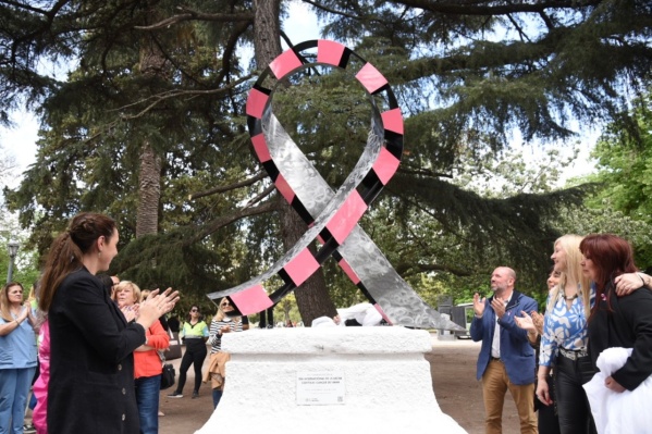 Se inauguró un importante monumento en la Plaza San Martín por el Día de Lucha contra el Cáncer de Mama
