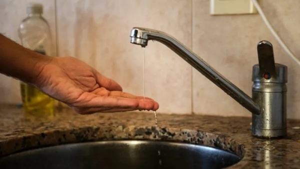 Vecinos de 150 y 58 reclaman por la falta de agua