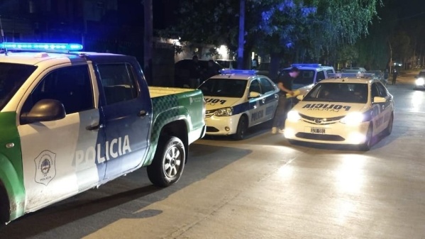 Volvía de cerrar su negocio en La Plata y lo interceptaron 3 delincuentes: ingresaron a su casa y le robaron todo