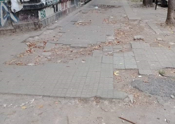 Vecinos se quejan por el estado de la vereda en 5 y 60