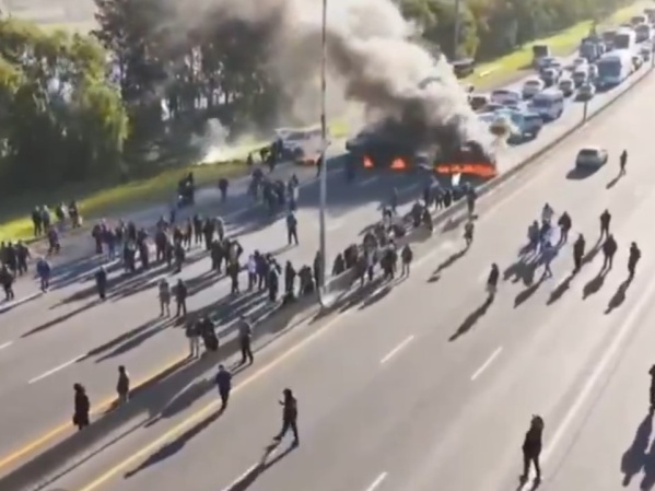 Continúan las manifestaciones a favor de Cristina Kirchner y hay corte total de la Autopista Buenos Aires La Plata
