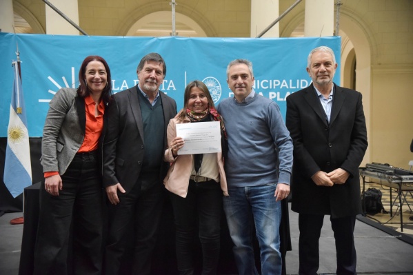 Junto a Sileoni y Larroque, Alak entregó equipamiento a más de 40 escuelas que brindan el Servicio Alimentario en La Plata