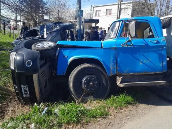 Violento choque en el barrio Aeropuerto: Una camioneta terminó volcada pero no hubo heridos