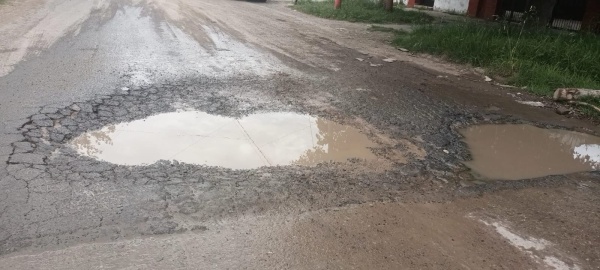 Vecinos de Tolosa alerta por un pozo que ocupa toda la calle en la esquina de 15 y 530