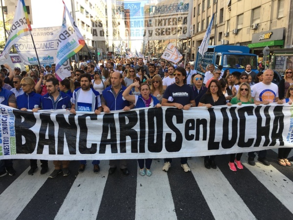 Los bancarios consiguieron un aumento del 60% en sus salarios