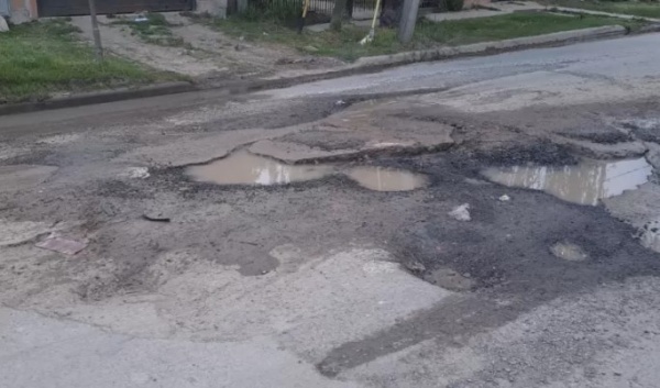Vecinos de calle de 145 entre 10 y 11 alertan sobre un cráter en medio de la calle