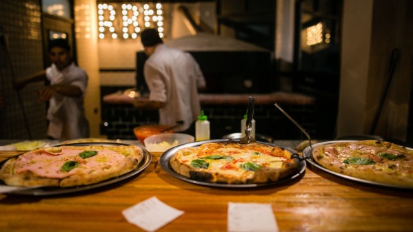 Con beneficios, sorteos y artistas, ya se palpita la Noche de la Pizza y Empanada en La Plata