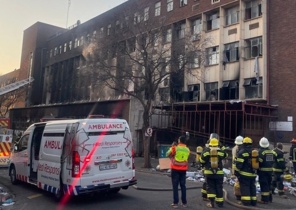 Trágico incendio en un edificio en Johannesburgo: murieron al menos 73 personas