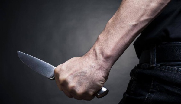 En La Plata arrestaron a un hombre que amenazaba a la gente con una cuchilla