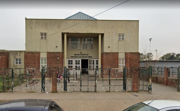 Máxima tensión en una escuela de La Plata: un joven sacó un arma de fuego dentro del establecimiento