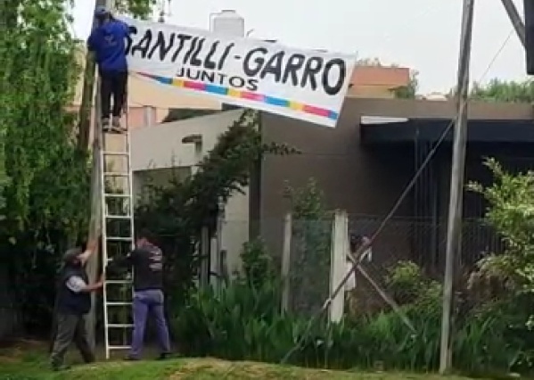 Trabajadores municipales colocan carteles de campaña de Garro y Santilli: "Es una decisión vergonzante del intendente"