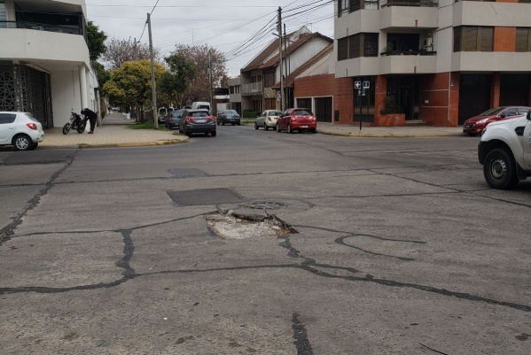 En 8 y 37 piden que tapen un pozo que “rompe los autos”