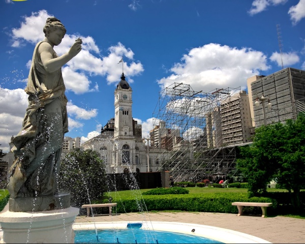 Ocupación hotelera récord en La Plata por el fin de semana largo: se destacaron ingresos cercanos a los 180 millones de pesos