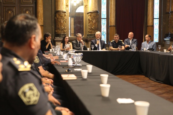 El intendente de La Plata se reunió con autoridades policiales para coordinar operativos, allanamientos y controles