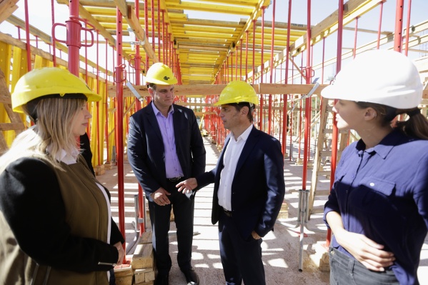 Axel Kicillof recorrió las obras de la Casa de la Provincia y visitó una escuela agraria