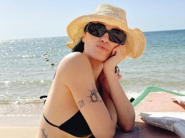 Lali Esposito posó con una microbikini en una paradisiaca playa de Israel
