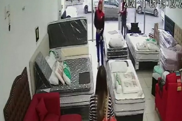 Delincuentes a punto de pistola, robaron en una colchonería de La Plata y escaparon en el auto de la empleada