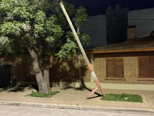 Vecinos reclaman por un poste de luz a punto de caerse en calle 40 y 26