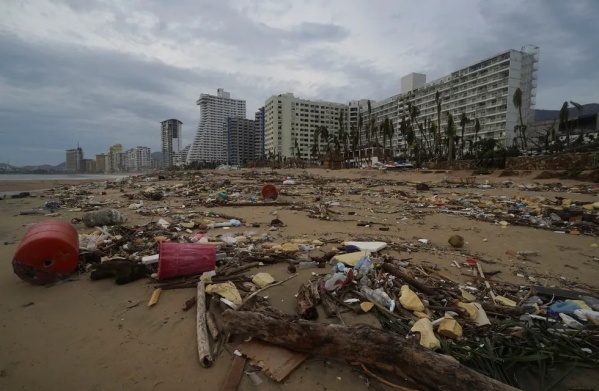 El huracán Otis dejó 27 víctimas y cuatro desaparecidos: comenzó la evacuación de turistas y pobladores de Acapulco