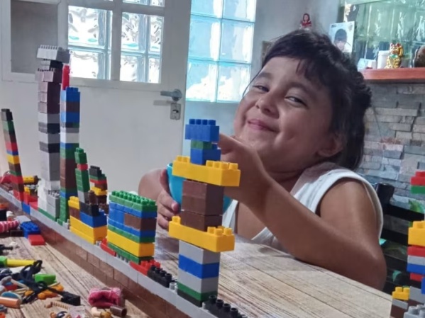 Una nena de La Plata necesita un tratamiento en el exterior contra un tumor cerebral y su familia lanzó una campaña solidaria
