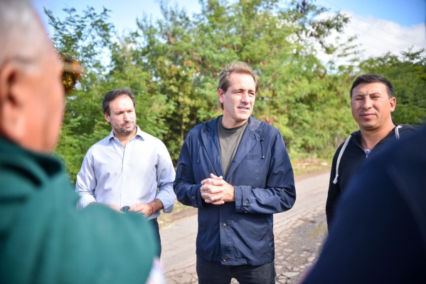 Julio Garro recorrió Los Hornos donde se iniciarán obras de repavimentación