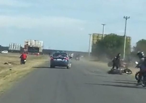 Oficiales de policía fueron filmados mientras chocaban a un grupo de motociclistas: pudo haber terminado en tragedia