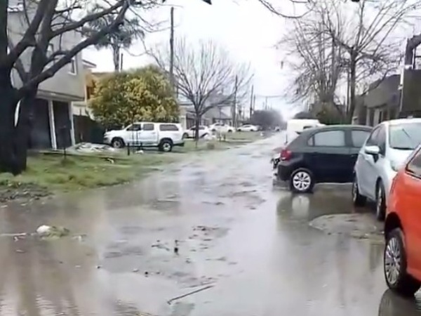 “Es un desastre esto”: Vecinos de calle 138 y 70 denuncian que no pueden salir de sus casas cuando llueve