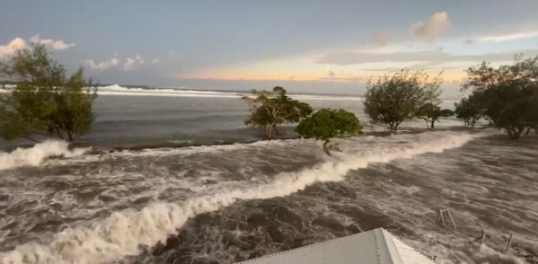 Alerta de tsunami en Estados Unidos, Japón y Chile por la explosión de un volcán submarino