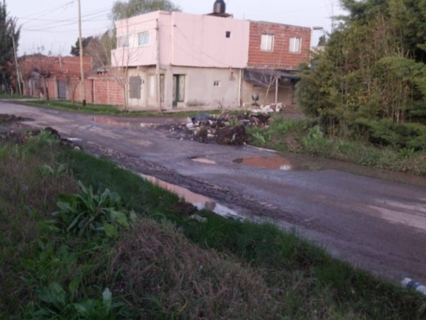 Alertan por el abandono de la calle 99 entre 11 y 12 en Barrio Aeropuerto