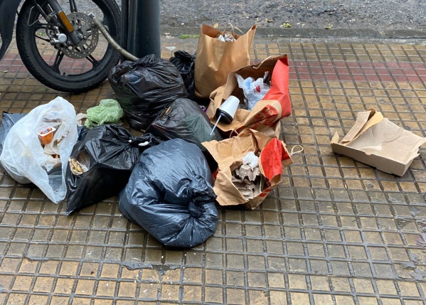 En 6 y 46, los vecinos se quejaron por la basura acumulada en el medio de la vereda