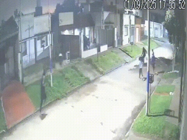 Una banda de siete jóvenes atacó y robó brutalmente a un hombre en plena calle