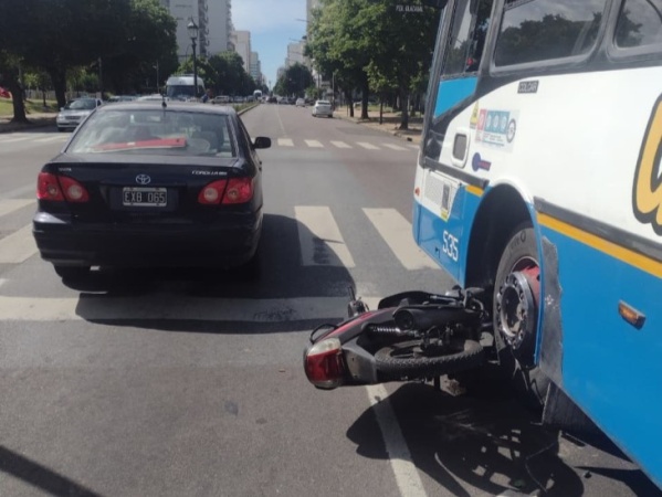 Una moto quedó incrustada debajo de un colectivo tras un accidente en pleno centro platense