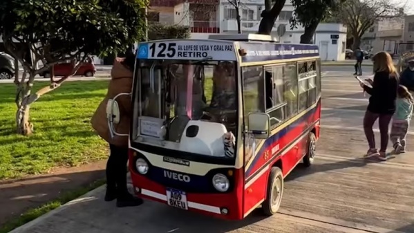 Le construyó un micro para jugar a su nieta, lo usan en plaza y la historia se volvió furor en las redes