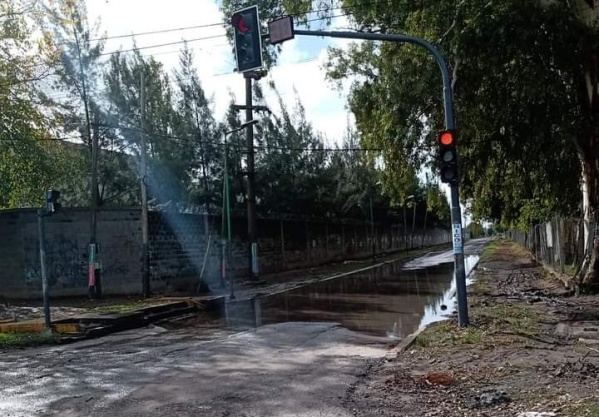 Vecinos se quejaron por una calle inundada a pocas cuadras del Cementerio de La Plata