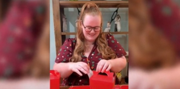 Esta chica decide su destino de viaje al azar con un sorteo muy especial