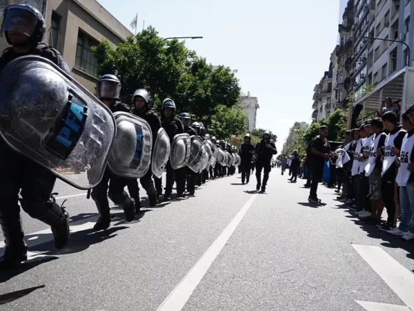 Marcha a Plaza de Mayo: detenidos y enfrentamientos entre manifestantes y la Policía y represión a periodistas