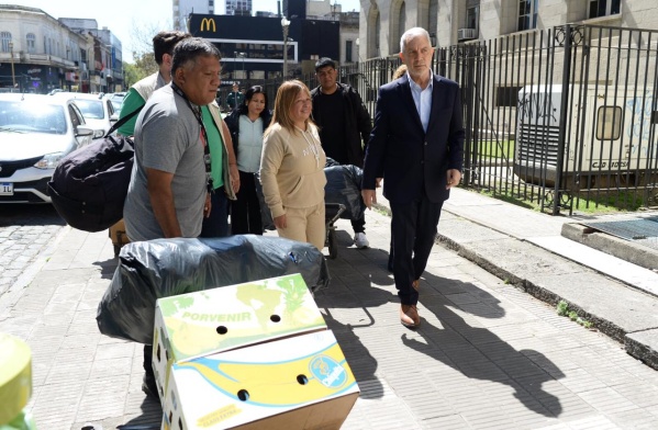 Recta final de la relocalización: Alak supervisó el traslado de más vendedores ambulantes del centro platense