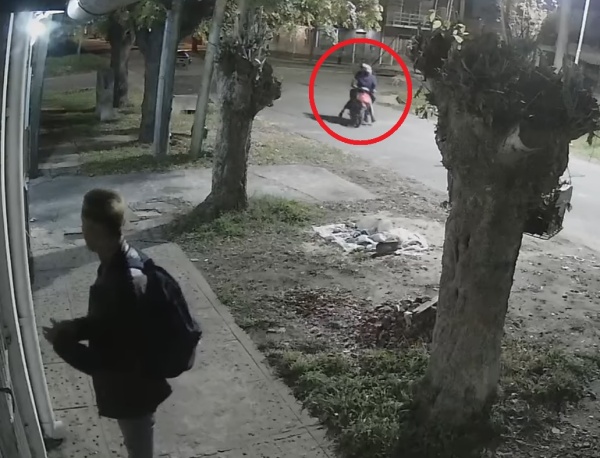 La peor espera: así le robaron a un joven en Los Hornos cuando trataba de ingresar a una vivienda