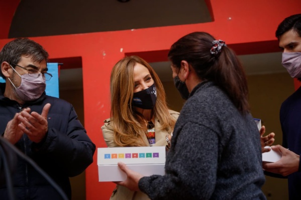Tolosa Paz hizo entrega de tablets a ni&ntilde;os de La Plata: "Tener tel&eacute;fono con internet es acceder a la educaci&oacute;n y a la salud"