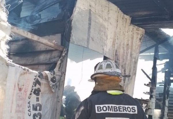 Una familia perdió todo en un incendio en Altos de San Lorenzo y comenzó la solidaridad de los vecinos