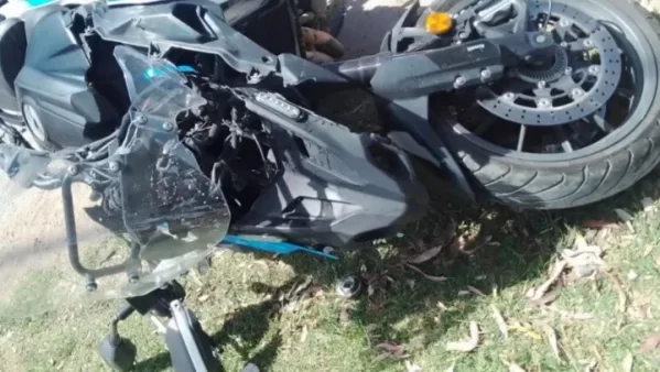 Un polic&iacute;a est&aacute; en coma y con p&eacute;rdida de masa encef&aacute;lica tras chocar contra colectivo mientras persegu&iacute;a a un motochorro