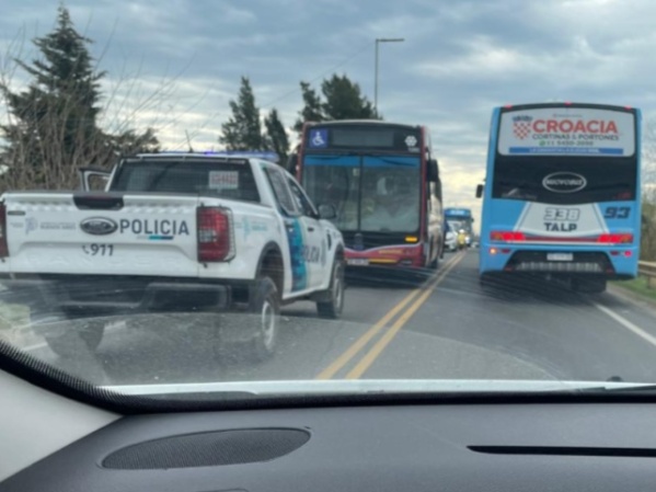Un ciclista resultó herido tras ser embestido por un colectivo en el Camino General Belgrano