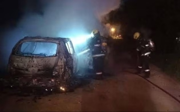 Incendio en Arturo Seguí: un auto fue consumido por las llamas durante la madrugada