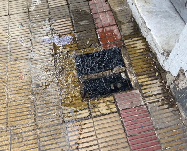 En 60 y 115, los vecinos se quejan de una importante pérdida de agua