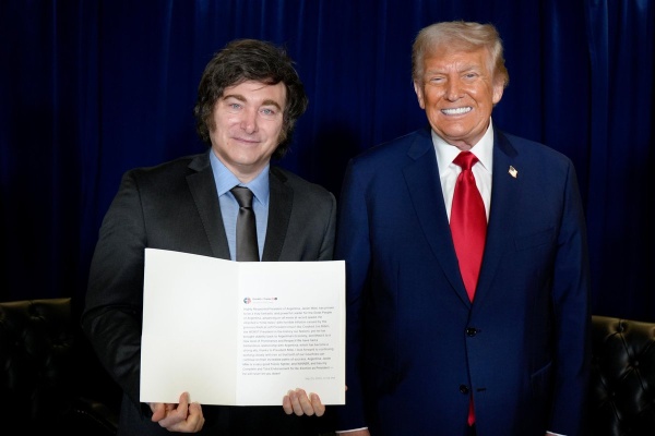 Javier Milei se reunió con Donald Trump en busca de un salvataje económico antes de las elecciones