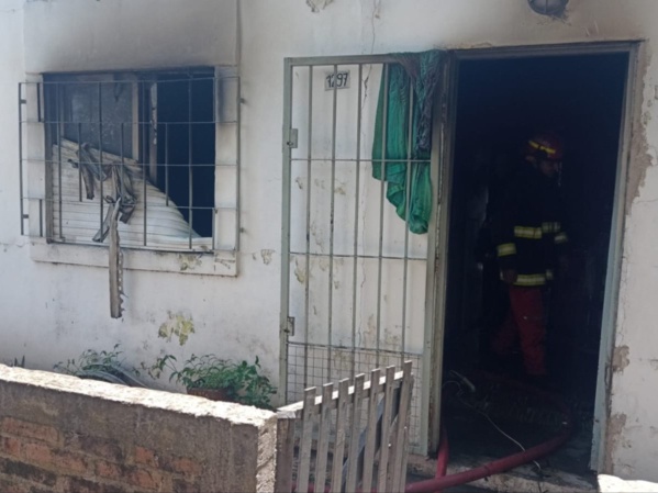 Una jubilada de 69 años murió tras el incendio de su casa en La Plata: el fuego se originó por la explosión de un televisor