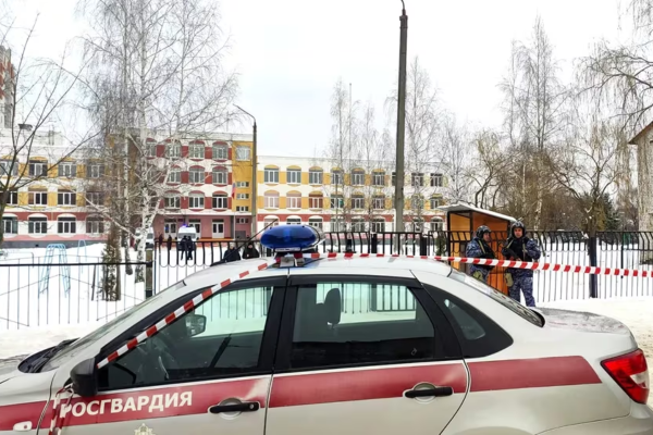 Una menor de 14 años llevó una escopeta a la escuela y mató a una compañera en Rusia: detuvieron a su papá