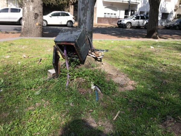 Preocupación por cables expuestos en plena Plaza Alsina: "Puede pasar una desgracia"