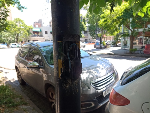 Vecinos de 45 entre 12 y 13 reclaman la falta de tapas en instalaciones eléctricas